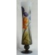 Vase avec pied, décor iris 
