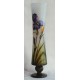 Vase avec pied, décor iris 