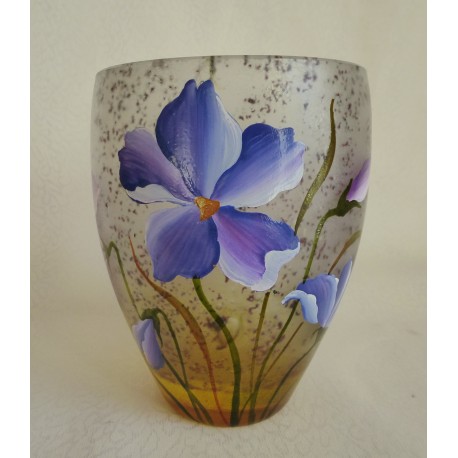 Vase décoratif avec fleurs mauves et violet