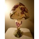 Lampe décorative, fond blanc avec iris rouge-grenat