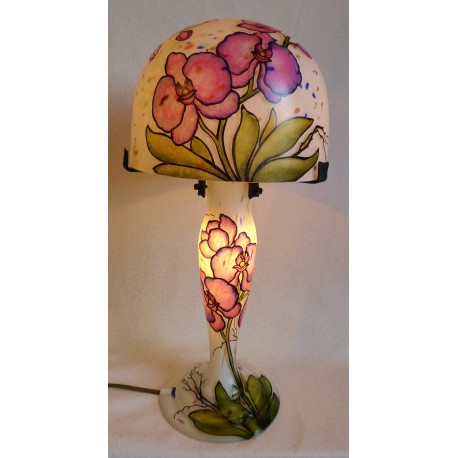 Lampe décorative, fond blanc avec orchidées