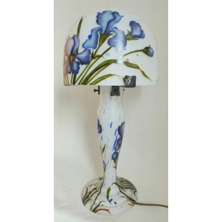 Lampe décorative fond blanc avec iris bleus