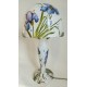 Lampe décorative fond blanc avec iris bleus