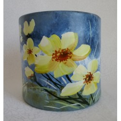 Vase décoratif fleurs jaunes sur fond bleu 