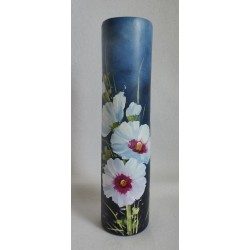 Vase décoratif fleurs blanches sur fond bleu