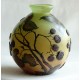 Vase décorative avec mûres en rélief