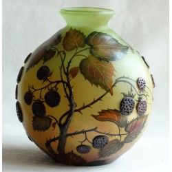 Vase décoratif mûres en rélief